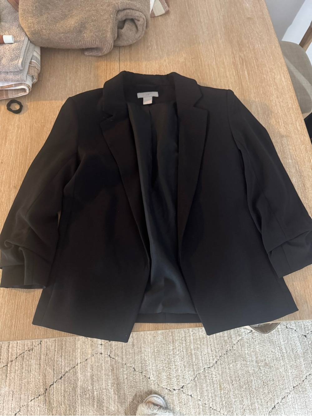 Black blazer with 3/4 length sleeve arms